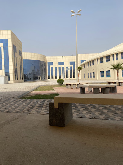 مبنى البثوث كلية الآداب - Saudi Arabia|7242 طريق الأمير نايف بن عبدالعزيز، الروضة، الدمام 32256 3703،